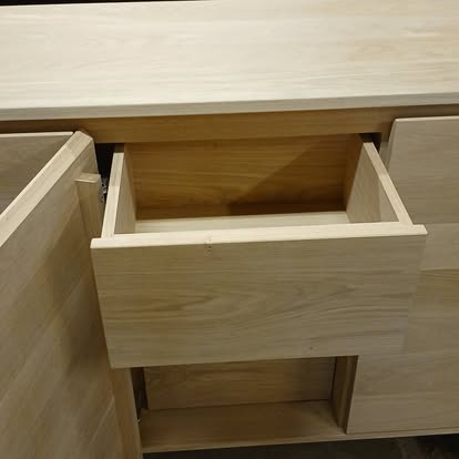 Détail d’un tiroir de buffet en bois