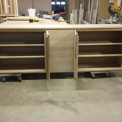 Buffet sur mesure ouvert dans l’atelier
